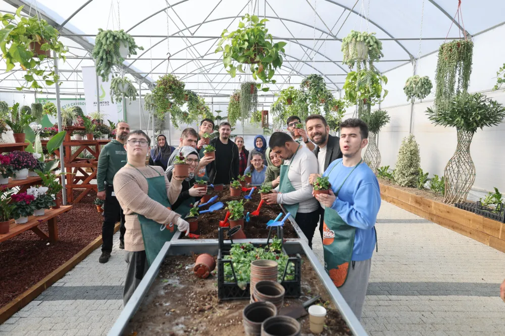 Özel bireyler, elleriyle hasat yapıp çiçek ekti