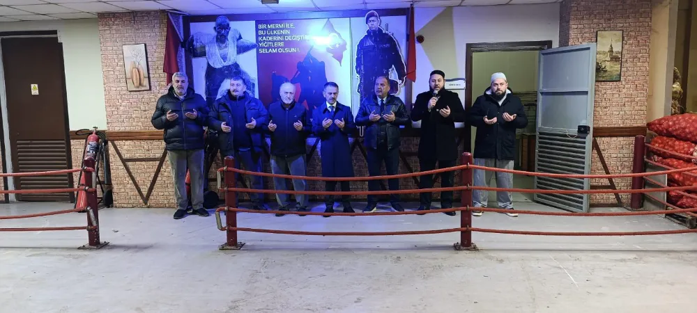 Vali İlhamı Aktaş Esnafla Cuma Duasına Katıldı