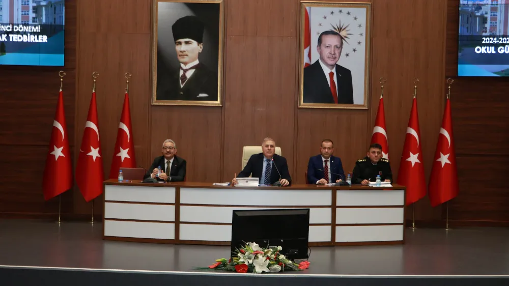 Okul Güvenliği ve Alınacak Tedbirler Toplantısı Vali Yardımcısı Mustafa Ayhan Başkanlığında Gerçekleşti