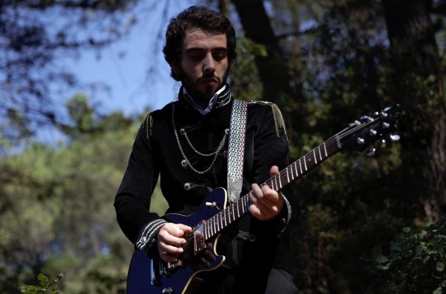 Şarkısı Karanlık ama geleceği Aydınlık