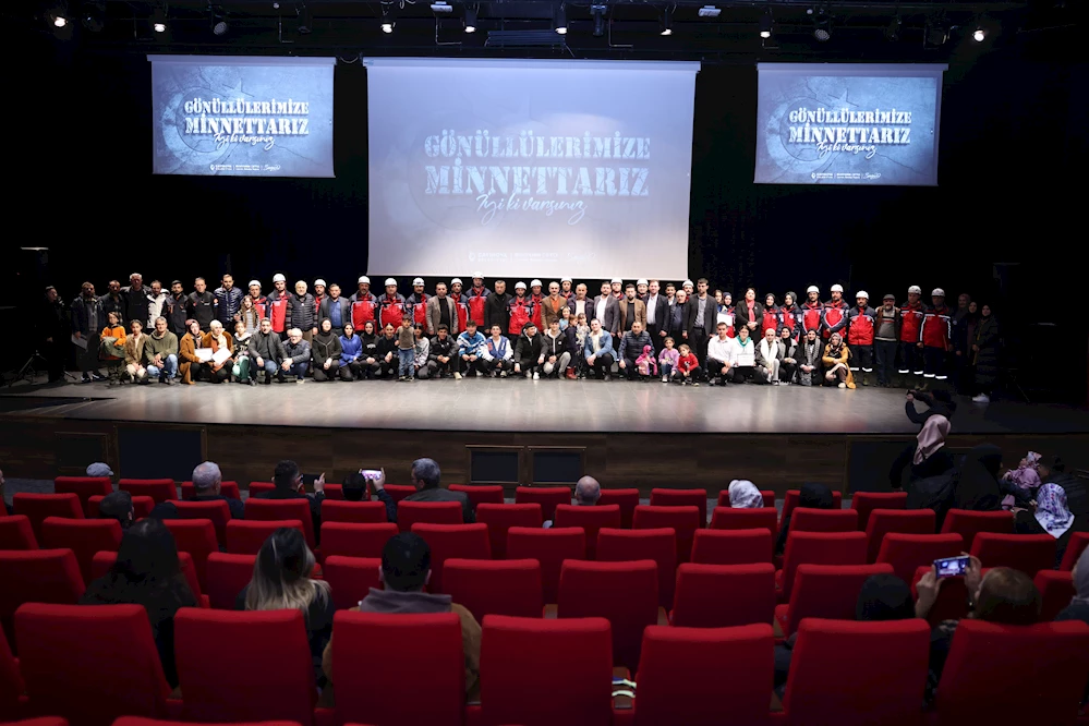 Depremde hayatını kaybedenler anıldı, gönüllüler onurlandırıldı