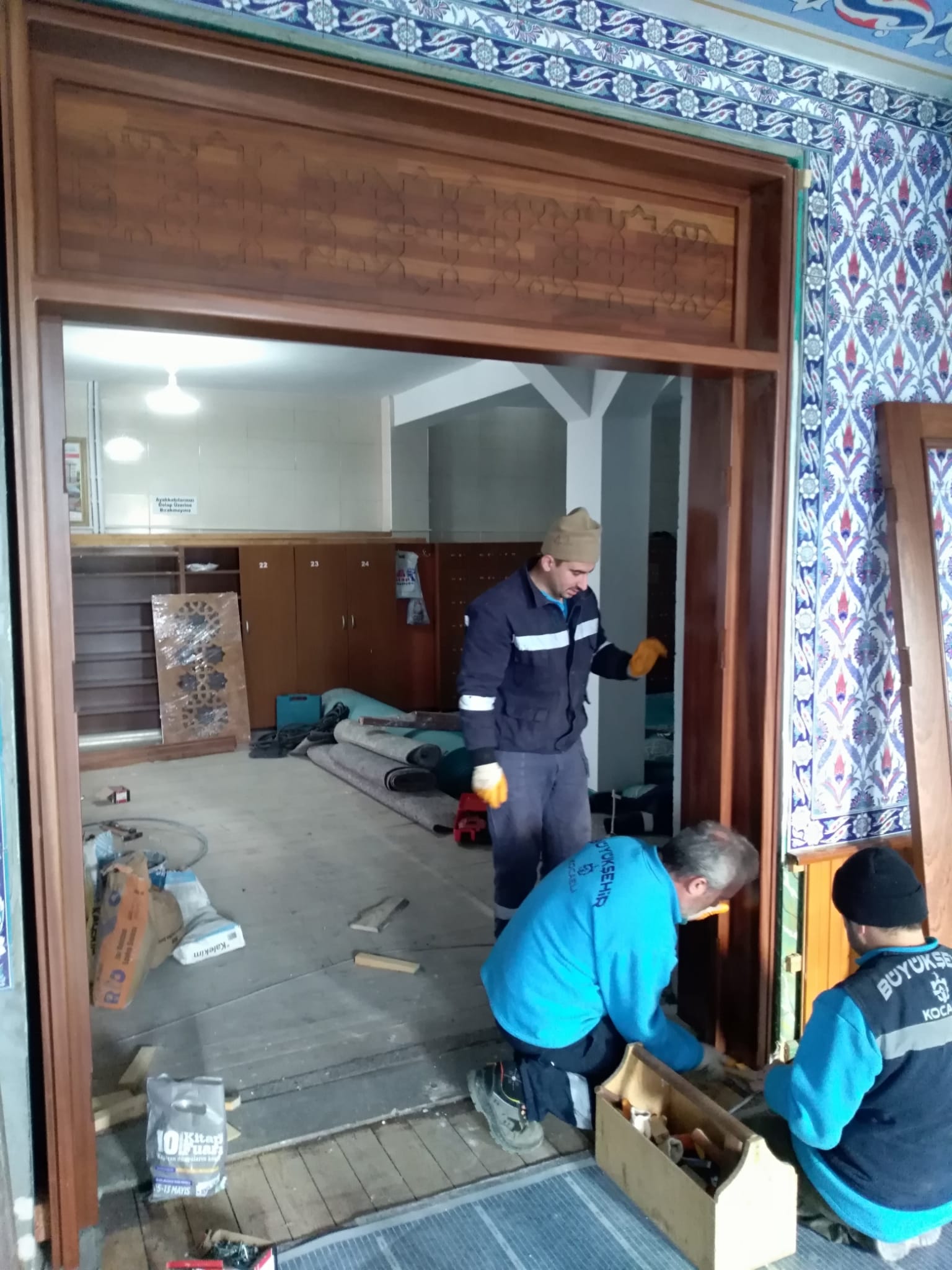 Yenidoğan Camii’nde kapı ve korkuluk montajını tamamladı
