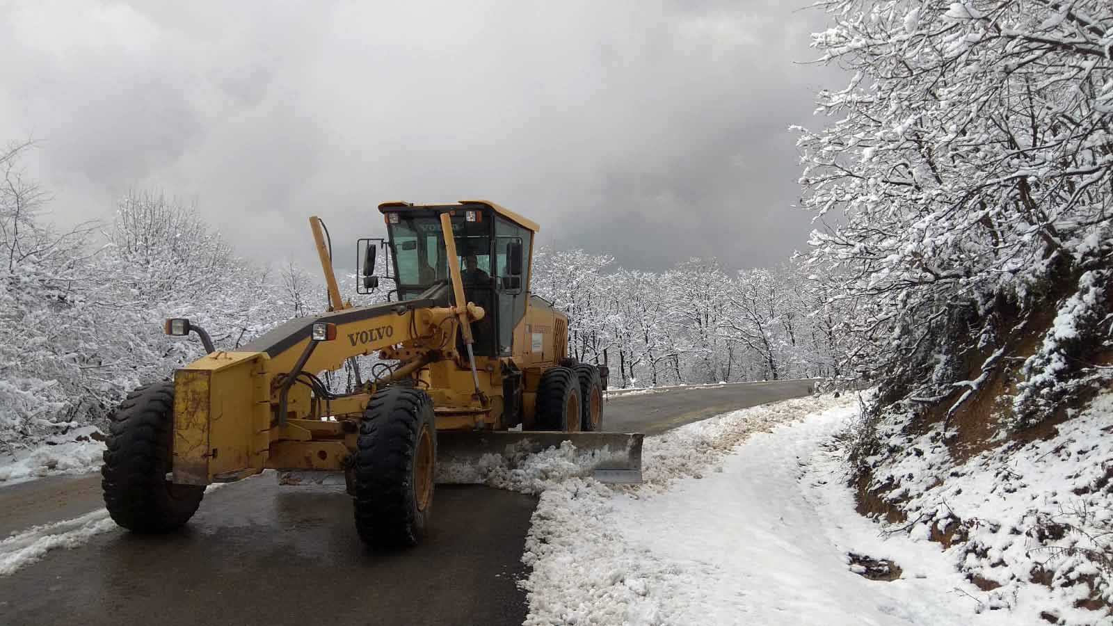 Karla mücadele ekipleri ilçe ve köy yollarında hazır
