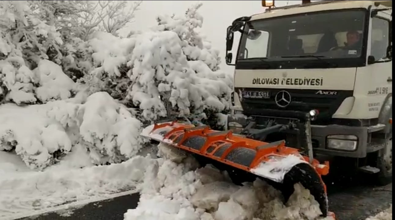 Dilovası Belediyesi, karla mücadele ekibi 7/24 sahada