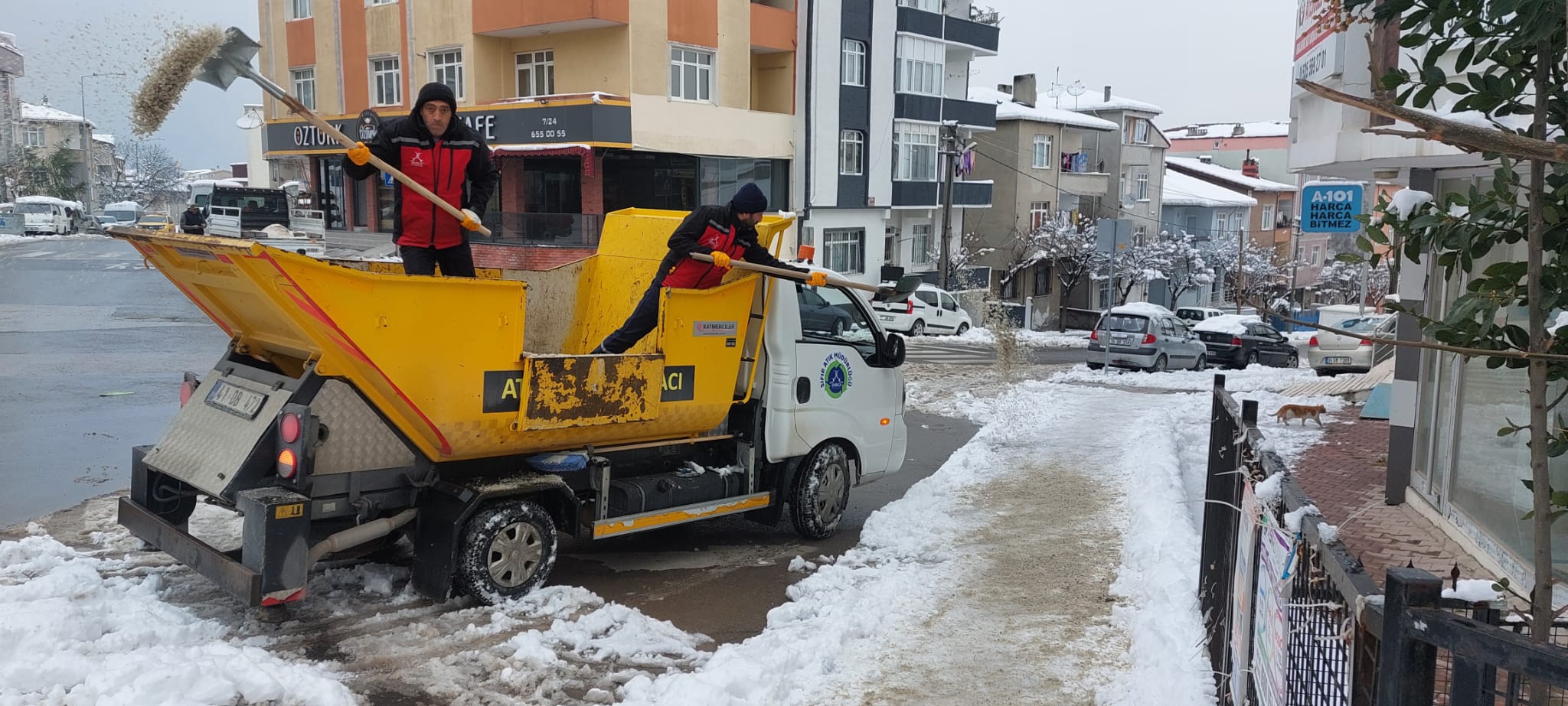 Darıca Belediyesi karla mücadelede vatandaşın yanında