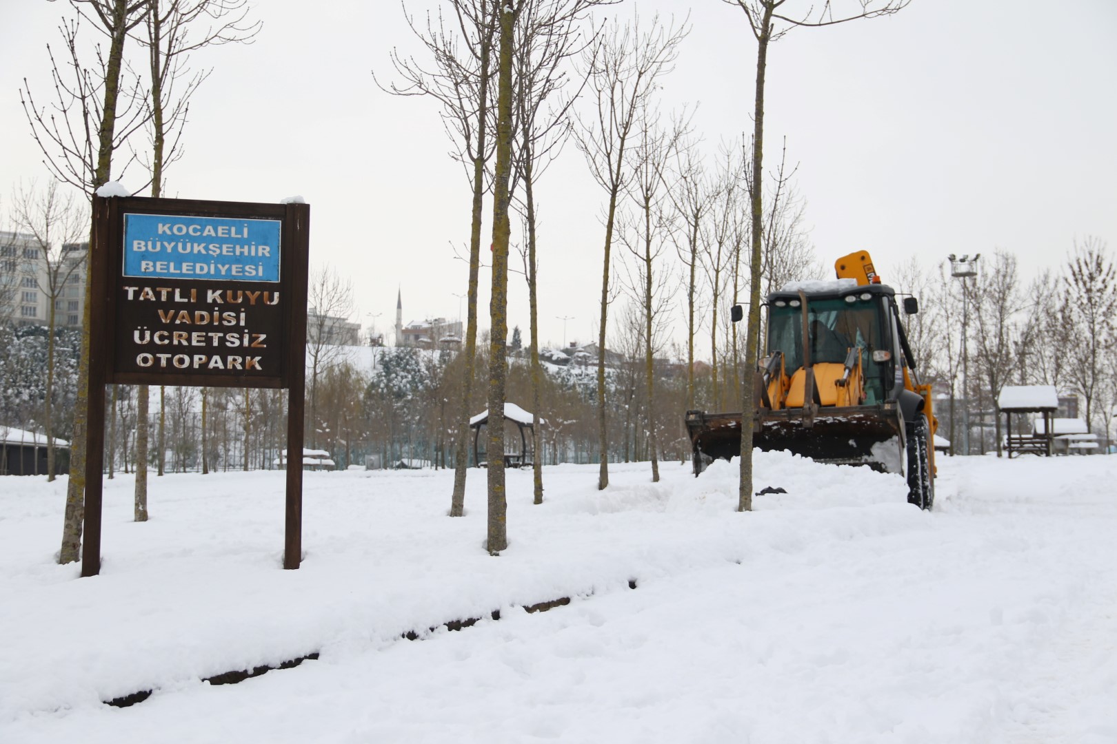 Gebze bölgesindeki parkların otoparkları kardan temizleniyor