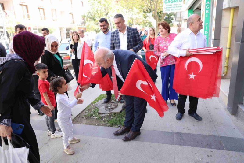 Başkan Bıyık, Esnafa Bayrak Dağıttı (1)