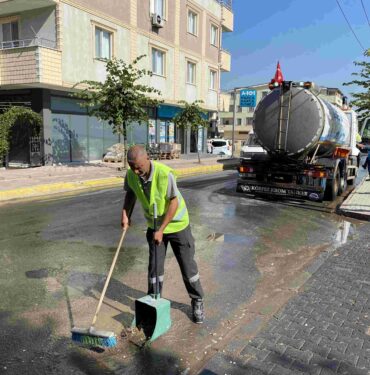 Darıca’da ekipler mahallelerde köşe bucak temizlik yapıyor (1)