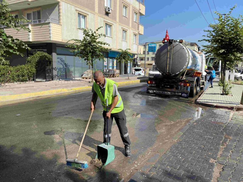 Darıca’da ekipler mahallelerde köşe bucak temizlik yapıyor (1)